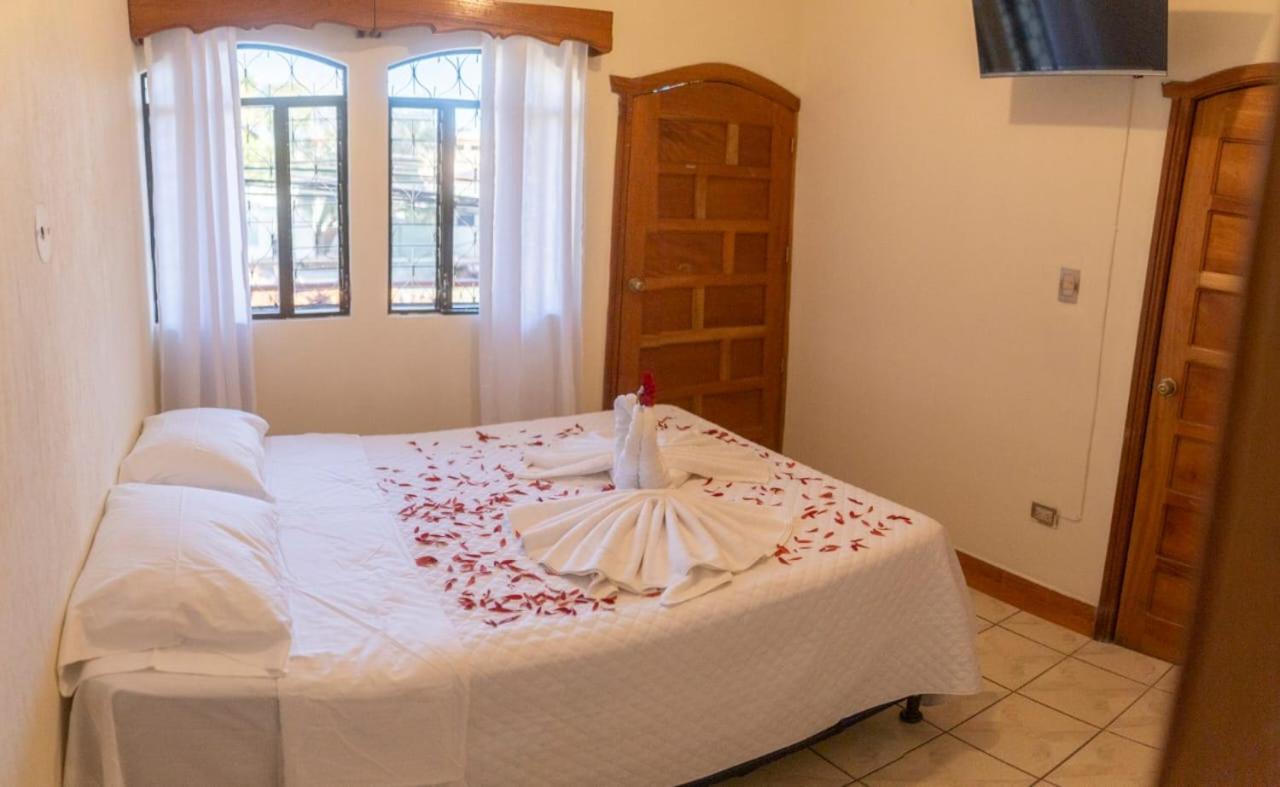 Hotel Los Manantiales Panajachel Bagian luar foto