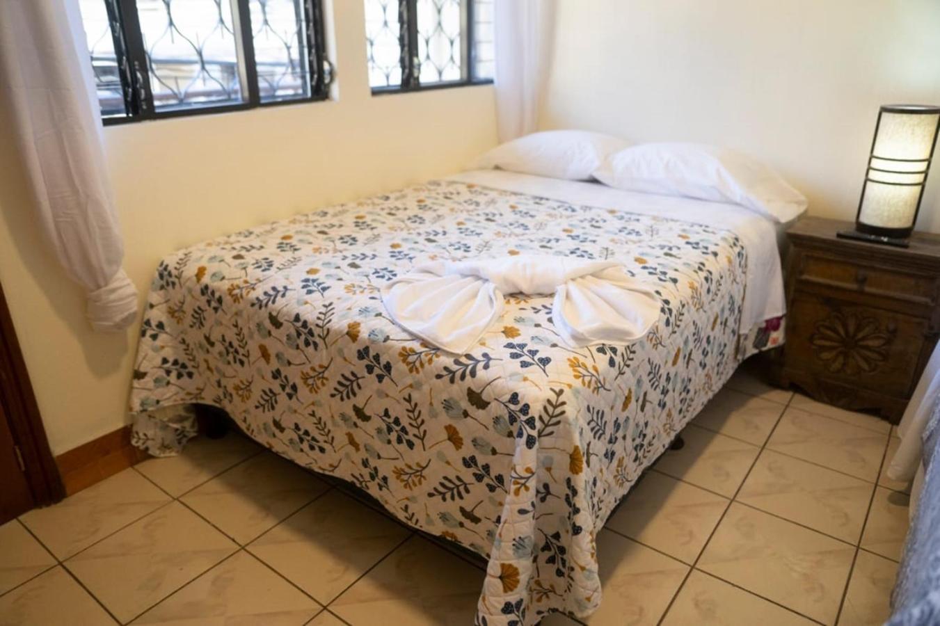 Hotel Los Manantiales Panajachel Bagian luar foto